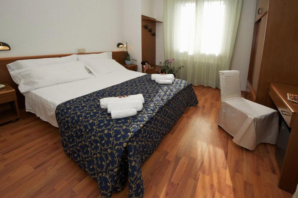 Hotel Mediterraneo Pésaro Habitación foto